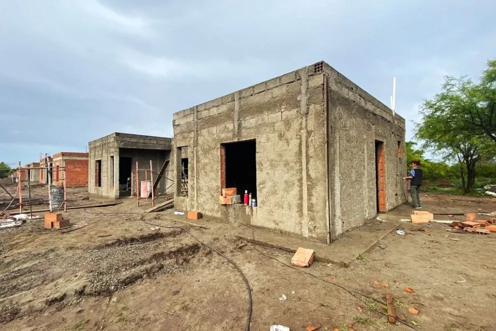 En Carpintería construyen 16 casas. Los albañiles trabajan en los revoques gruesos interiores y exteriores.