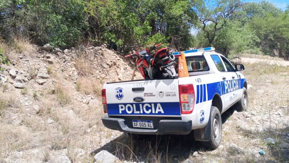 La Policía recuperó una moto robada en Villa de Merlo. Estaba escondida en el arroyo El Molino y hay un sospechoso identificado.