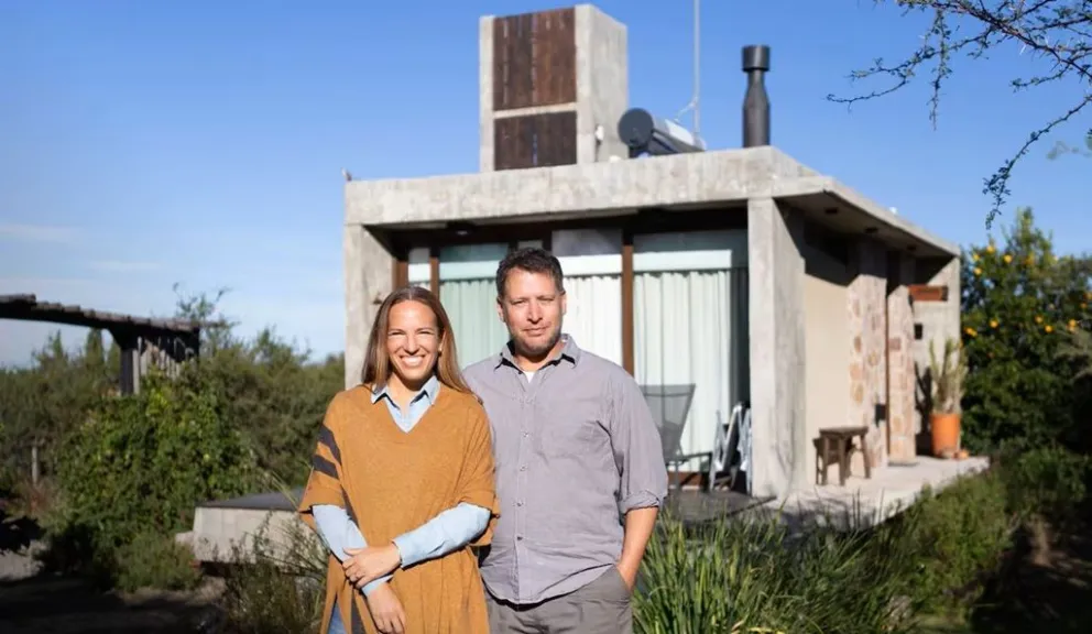 Berenice Grigioni y Francisco Pesci empezaron una vida desde cero en Traslasierra. (Foto: Lugares/La Nación)