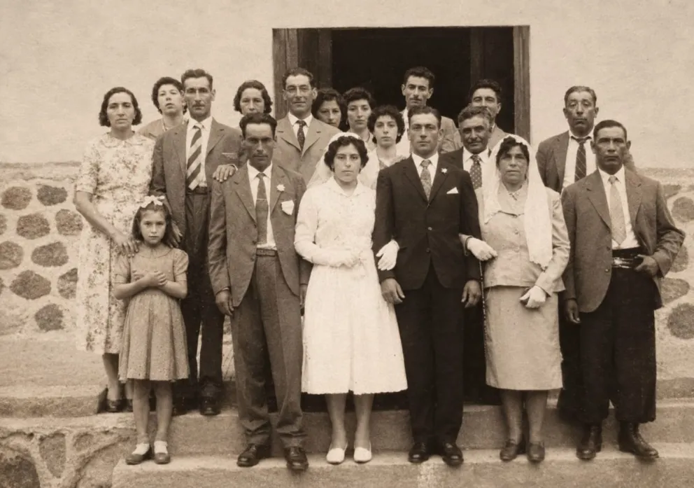 Casamiento de Esteban Domínguez y Gregoria Sosa (1961), frente a la Iglesia Nuestra Señora del Rosario, Merlo, San Luis.