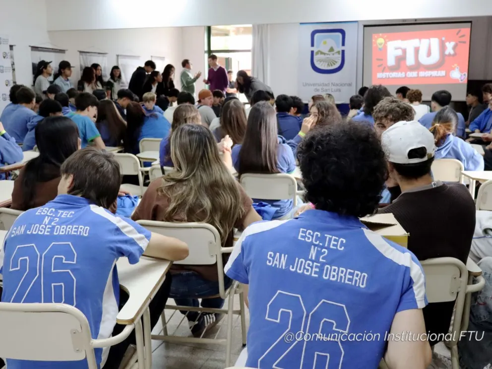 Los grupos de estudiantes secundarios recorrieron distintas postas temáticas, donde participaron de actividades recreativas e interactivas diseñadas para conocer las propuestas académicas de la Facultad.