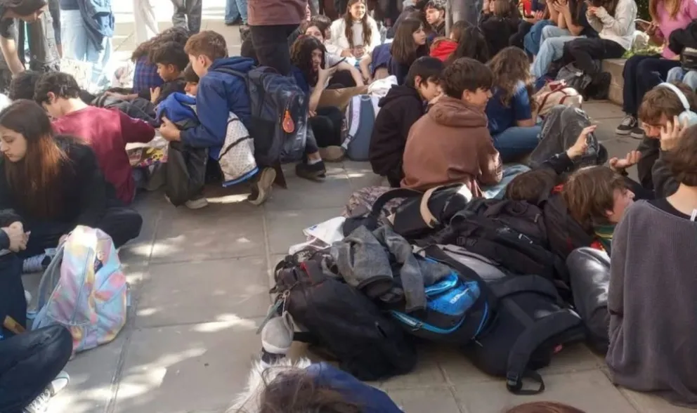Estudiantes del Centro Educativo N°27 “Gobernador Santiago Besso” reclamaron respuestas tras la agresión a una adolescente. (Foto: Gentileza)