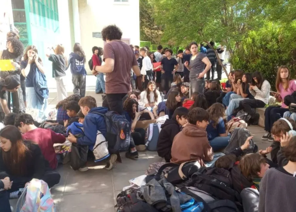 Alumnos del colegio Santiago Besso reclamaron antes autoridades por la agresión auna alumna.
